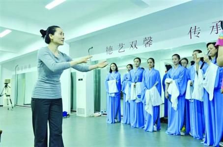 王君安为“越剧尹派青年人才培养”授课