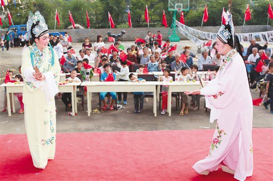 10月3日，在嵊州市剡湖街道沙园村，越剧表演进村，受到群众欢迎。