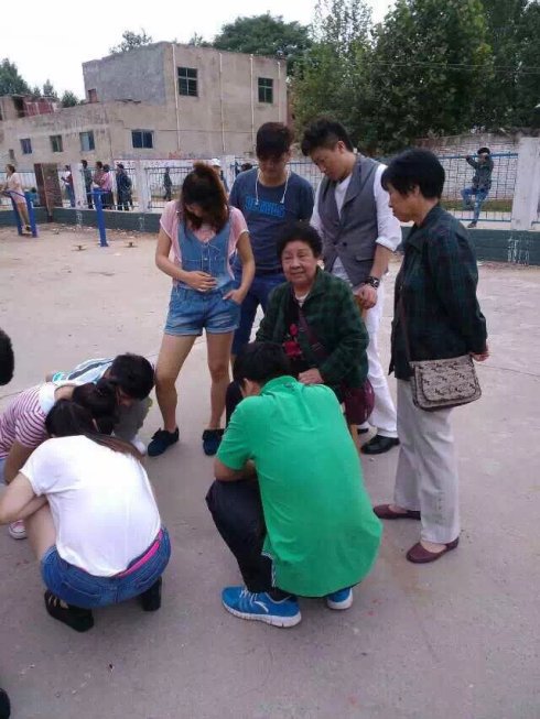王素君先生与素雅的孩子在农村演出
