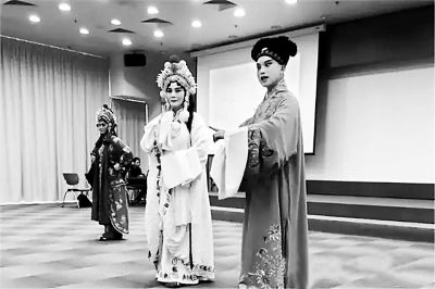 青年演员吴素真（中）、杨历明（右）和杜永真（左）在豫剧《白蛇传》中分别饰演白素贞、许仙和小青。