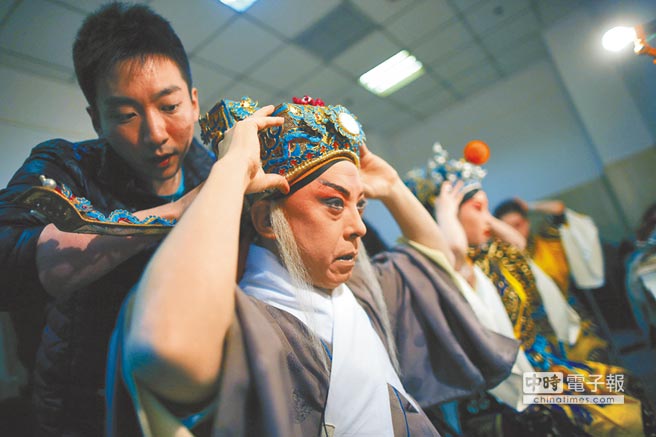 陆京剧赴英 《霸王别姬》惹哭戏迷