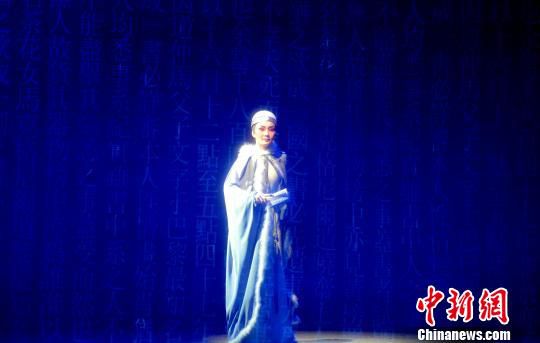 《枫落寒江》以写意的形式，展现福州地方特色，同时在服装造型上尽力还原清末的时代特色。