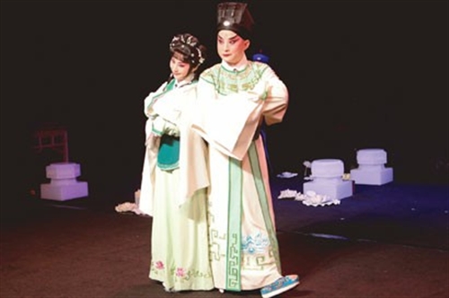 北京京剧院创排的小剧场京剧《碾玉观音》讲述南宋碾玉匠人崔宁与绣娘璩秀秀的一段人鬼情缘。 本报记者 叶辰亮 摄