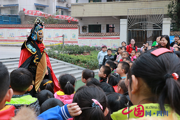 成都市文联文艺志愿者送川剧文化走进通江校园