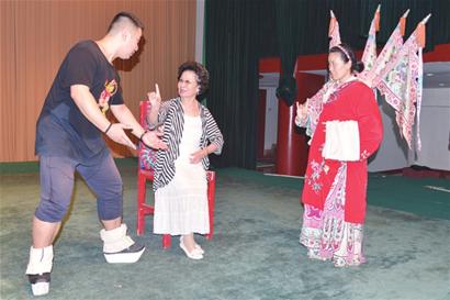 刘秀荣老师为青年演员刘媛媛、郝振说戏。