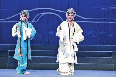 吴素真饰演的白素贞和杜永真饰演的小青