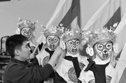 1月10日，内蒙古京剧团少儿京剧班教师崔猛（左）为即将登台的小演员整理妆容。当日，内蒙古京剧团少儿京剧班在呼和浩特市举行“宝宝爱京剧”少儿票友演唱会，小演员们向近千名家长和小朋友展示精彩的演技。