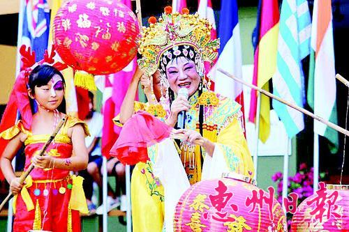范梅英在演唱京剧《贵妃醉酒》。 本报记者黄秀霞 通讯员灰 灰 摄
