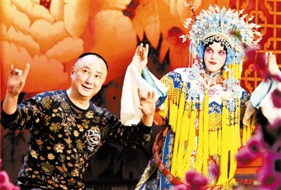 京剧名家石晓亮（左）指导斯涅让娜。