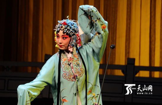 乌鲁木齐市京剧团青年演员徐楠在2014年12月20日的新年京剧晚会演出《凤还巢》，曾给观众留下了深刻的记忆。（资料图：摄影李娟）