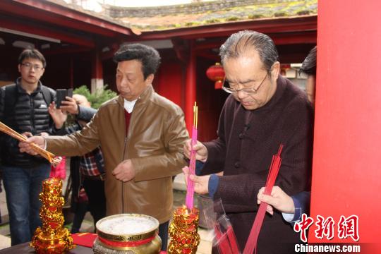 图为中国艺术研究院音乐研究所所长田青与泉州木偶剧团团长王景贤焚香祭拜。　廖静 摄