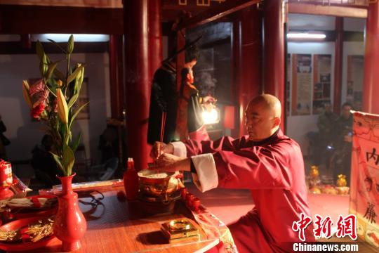 图为主祭上香，祭拜田都元帅。　廖静　摄