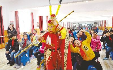本报讯昨天上午，金水区文化路第二小学舞蹈室变成一片欢乐的海洋，校本课程——“戏曲雅韵课堂”迎来了擅长表演“猴戏”的河南豫剧院青年团演员孙敬鹏，他在课堂中为孩子们讲授戏曲中的“猴”文化。