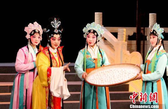 中国戏剧“二度梅”得主王红丽担任主演。　张道正 摄