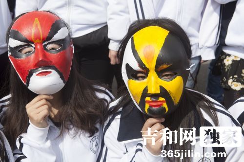 长春大学学生画京剧脸谱 呼吁珍惜传统文化