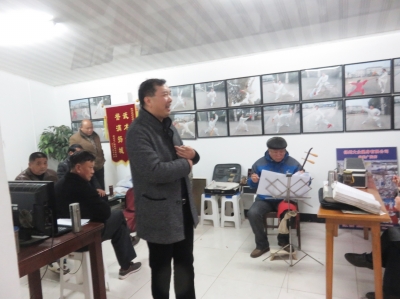 每次我市举办大中型京剧演唱会，总会向喜爱国粹京剧的扬州晚报读者赠票，以回报他们多年来对扬州晚报的支持、厚爱。