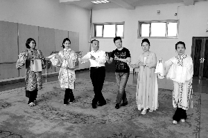 梅葆玖先生生前指导学员排练《西施》