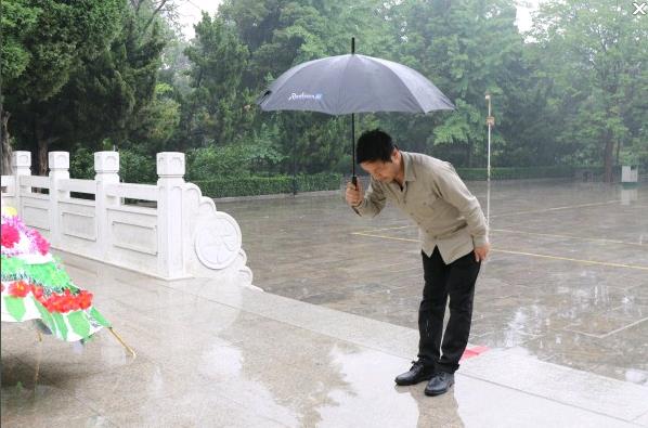 冒雨缅怀烈士光辉事迹 追思焦裕禄崇高风范